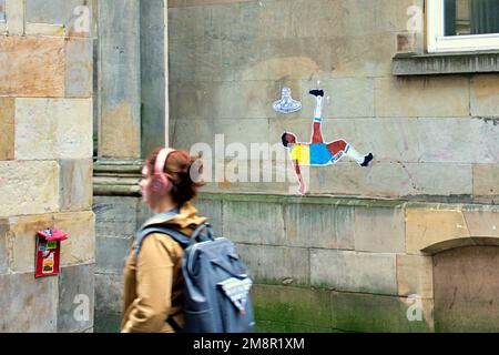 Glasgow, Schottland, Vereinigtes Königreich 15. Januar 2023. Pele und Vivienne Westwood Memorial Wandgemälde erscheinen an der Wand gegenüber ihrem Glasgow Shop in der Händlerstadt und zeigen ihr Drehfeldlogo als einen Ball über dem Kopf, den der große Mann getreten hat. Credit Gerard Ferry/Alamy Live News Stockfoto