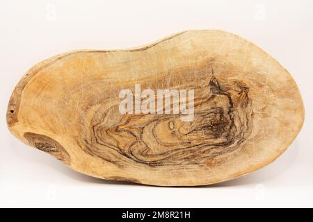 Detaillierte Nahaufnahme eines gebrauchten Schneidebretts aus Olivenholz mit Schnitten, Rillen und Patina der Verwendung Stockfoto