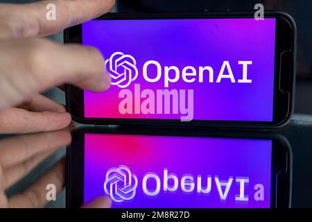 Frauenhand hält ein iPhone mit OpenAI-Logo. ChatGPT- und Chat-bot-Kultur, Zeit für künstliche Intelligenz. 01.01.2023 Amsterdam, Niederlande Stockfoto