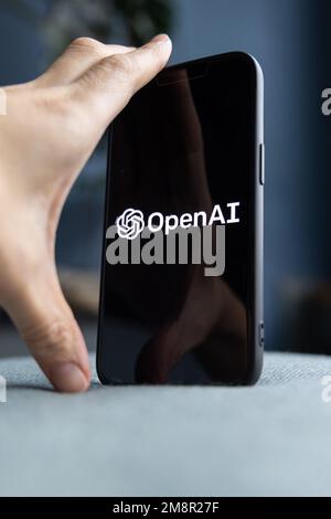 Frauenhand hält ein iPhone mit OpenAI-Logo. ChatGPT- und Chat-bot-Kultur, Zeit für künstliche Intelligenz. 01.01.2023 Amsterdam, Niederlande Stockfoto