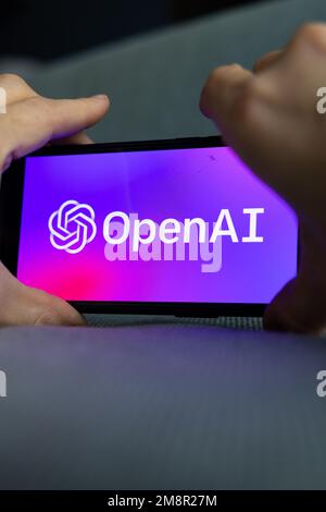 Frauenhand hält ein iPhone mit OpenAI-Logo. ChatGPT- und Chat-bot-Kultur, Zeit für künstliche Intelligenz. 01.01.2023 Amsterdam, Niederlande Stockfoto