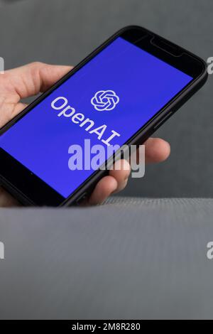 Frauenhand hält ein iPhone mit OpenAI-Logo. ChatGPT- und Chat-bot-Kultur, Zeit für künstliche Intelligenz. 01.01.2023 Amsterdam, Niederlande Stockfoto
