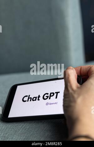 Frauenhand hält ein iPhone mit OpenAI-Logo. ChatGPT- und Chat-bot-Kultur, Zeit für künstliche Intelligenz. 01.01.2023 Amsterdam, Niederlande Stockfoto