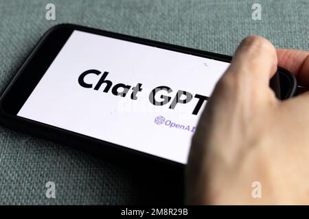 Frauenhand hält ein iPhone mit OpenAI-Logo. ChatGPT- und Chat-bot-Kultur, Zeit für künstliche Intelligenz. 01.01.2023 Amsterdam, Niederlande Stockfoto