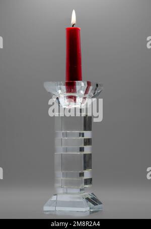 Nahaufnahme einer roten Kerze im durchsichtigen, glasgeformten Kerzenhalter Stockfoto