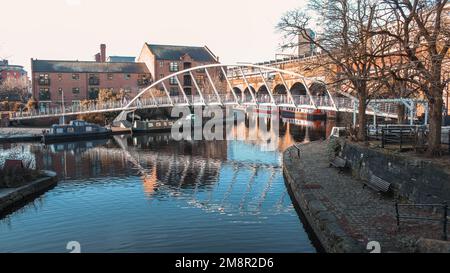 Blick auf die hübschen Kanäle von Manchester, Großbritannien Stockfoto