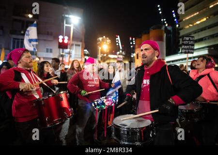 Israel. 14. Januar 2023. Demonstranten marschieren auf die Straße. Mehr als 80.000 Menschen protestierten in Tel Aviv gegen Netanjahus rechtsextremen Regierungs- und Justizüberholung. Januar 14. 2023. (Foto: Matan Golan/Sipa USA). Kredit: SIPA USA/Alamy Live News Stockfoto