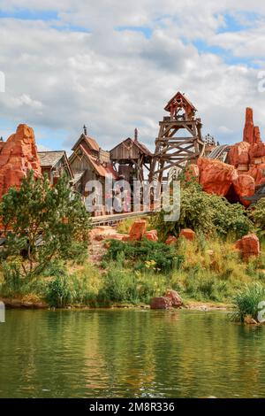 Ein vertikales Bild der Achterbahn der Big Thunder Mountain Railroad in Disneyland, Paris, Frankreich Stockfoto