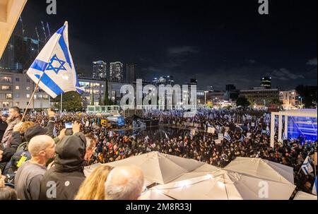 Israel. 14. Januar 2023. Habima-Platz gefüllt mit Zehntausenden, die während des Regens protestierten. Mehr als 80.000 Menschen protestierten in Tel Aviv gegen Netanjahus rechtsextremen Regierungs- und Justizüberholung. Januar 14. 2023. (Foto: Matan Golan/Sipa USA). Kredit: SIPA USA/Alamy Live News Stockfoto