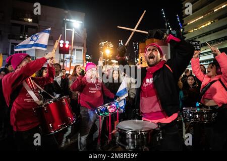 Israel. 14. Januar 2023. Die Menge protestiert auf den Straßen. Mehr als 80.000 Menschen protestierten in Tel Aviv gegen Netanjahus rechtsextremen Regierungs- und Justizüberholung. Januar 14. 2023. (Foto: Matan Golan/Sipa USA). Kredit: SIPA USA/Alamy Live News Stockfoto