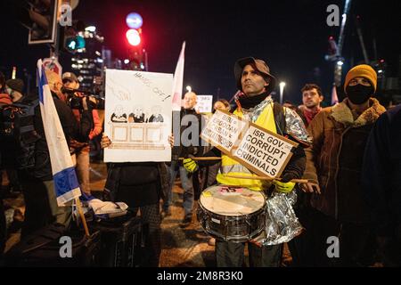 Israel. 14. Januar 2023. Demonstranten an der Azrieli-Kreuzung mit Schildern gegen die Justizreform und korrupte Regierung. Mehr als 80.000 Menschen protestierten in Tel Aviv gegen Netanjahus rechtsextremen Regierungs- und Justizüberholung. Januar 14. 2023. (Foto: Matan Golan/Sipa USA). Kredit: SIPA USA/Alamy Live News Stockfoto