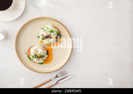 Eine Portion benedikt-Ei mit Dor-Blue-Sauce Stockfoto