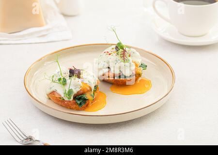 Eine Portion benedikt-Ei mit Dor-Blue-Sauce Stockfoto