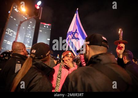 Israel. 14. Januar 2023. Die Demonstranten versuchten, die Straße an der Azrieli-Kreuzung zu blockieren, wurden von der israelischen Polizei blockiert. Mehr als 80.000 Menschen protestierten in Tel Aviv gegen Netanjahus rechtsextremen Regierungs- und Justizüberholung. Januar 14. 2023. (Foto: Matan Golan/Sipa USA). Kredit: SIPA USA/Alamy Live News Stockfoto