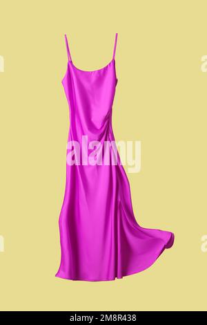 Studioaufnahme eines schwimmenden, langen Camisole-Kleides aus Seide Stockfoto