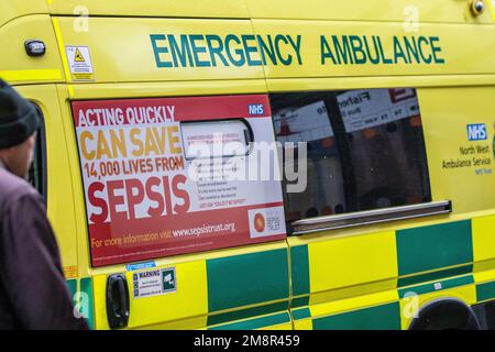 NHS Notfall Ambulanz ' schnell handeln kann 14.000 Leben von SEPSIS retten ' auf der Seite der Fahrzeuge, Preston UK Stockfoto
