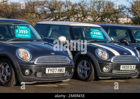 2007 Schwarze Mini Coope. Garagenvorplatz mit preisgünstigen Secondhand-Minis in Barton Grange, Lancashire, Großbritannien Stockfoto