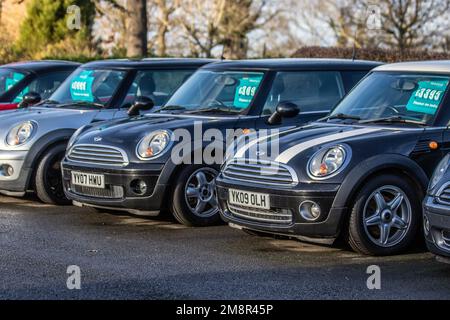 2009 Mini-Cooper in Schwarz. Garagenvorplatz mit preisgünstigen Secondhand-Minis in Barton Grange, Lancashire, Großbritannien Stockfoto