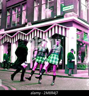 Ein Mann und eine Frau, die sich in identischen Outfits aus Pullover und Rock in der modischen Carnaby Street, London 1968, posieren. Bild der Nachbearbeitung farbig. Foto von Tony Henshaw Archive Stockfoto