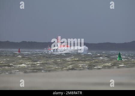 Norderney, Deutschland. 15. Januar 2023. Der Rettungskreuzer Hans Hackmack von der deutschen Seereitstelle pflügt durch die raue Nordsee vor Norderney. Kredit: Volker Bartels/dpa/Alamy Live News Stockfoto