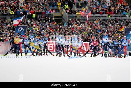 Ruhpolding, Deutschland. 15. Januar 2023. Biathlon, Weltmeisterschaft, 15 Kilometer, Männer. Die Biathleten am Anfang. Kredit: Sven Hoppe/dpa/Alamy Live News Stockfoto