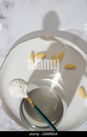 Verschiedene Arten von Nahrungsmitteln - Kollagen, Vitamine, Proteine in Pillen und Pulver Stockfoto