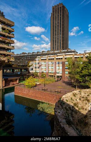 Barbican Centre und Barbican Estate Wohn- und Kunstkomplex Gebäude mit Terrassengärten am See in der City of London Stockfoto