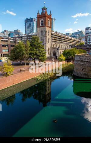 Barbican Centre und Barbican Estate Wohn- und Kunstkomplex Gebäude mit Terrassengärten am See in der City of London Stockfoto