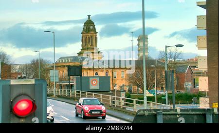 Glasgow, Schottland, Vereinigtes Königreich 15. Januar 2023. UK Weather: Nass und windig sah nasse, erbärmliche Straßen als es diese Woche herauskam. Die Lebenserwartung der Einheimischen war mit 74 die niedrigste in großbritannien. Die U-Bahn-Station Cowcaddens in der Nähe des Eingangs zur Autobahn M8 ist eine Kreuzung für Verkehrsstraßen, die vor den 60er Jahren eine blühende Gemeinde war. Credit Gerard Ferry/Alamy Live News Stockfoto