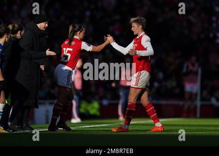 Arsenals Lina Hurtig (rechts) wird während des Spiels der Barclays Women's Super League im Emirates Stadium, London, durch Arsenal's Katie McCabe ersetzt. Foto: Sonntag, 15. Januar 2023. Stockfoto