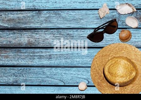 Banner für Werbekappen Brille Muscheln auf Holzhintergrund in blauer Farbe Stockfoto