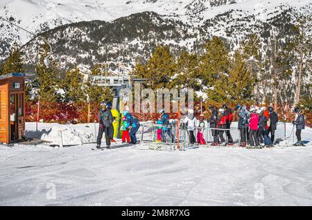 El Tarter, Andorra, Januar 2020, Ski-Lehrer, der einer Gruppe kleiner Kinder das Skifahren und den Skilift beibringt. Winterurlaub in den Pyrenäen Stockfoto