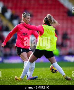 Leigh, Großbritannien. 15. Januar 2023. Leigh, England, Januar 15. 2023: Liverpool-Spieler wärmen sich vor dem Barclays FA Womens Super League-Fußballspiel zwischen Manchester United und Liverpool im Leigh Sports Village in Leigh, England, auf. (James Whitehead/SPP) Kredit: SPP Sport Press Photo. Alamy Live News Stockfoto