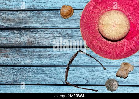 Banner für Werbekappen Brille Muscheln auf Holzhintergrund in blauer Farbe Stockfoto