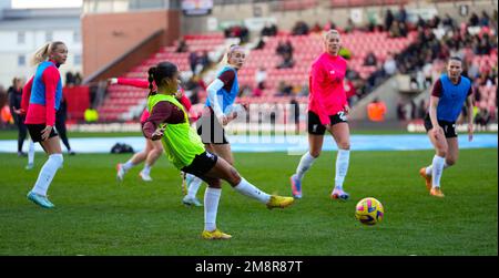 Leigh, Großbritannien. 15. Januar 2023. Leigh, England, Januar 15. 2023: Liverpool-Spieler wärmen sich vor dem Barclays FA Womens Super League-Fußballspiel zwischen Manchester United und Liverpool im Leigh Sports Village in Leigh, England, auf. (James Whitehead/SPP) Kredit: SPP Sport Press Photo. Alamy Live News Stockfoto