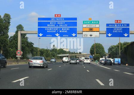 Panneaux Routiers. A4 - A86. Autoroutes. Frankreich. Europa. / Verkehrsschilder. A4 - A86. Autobahnen. Frankreich. Europa. Stockfoto