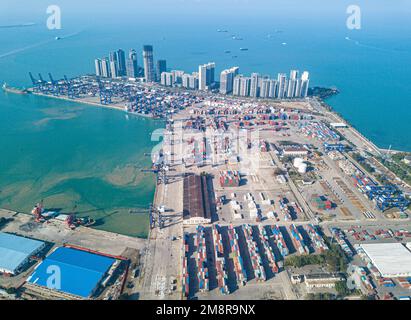 Hainan. 13. Januar 2023. Dieses Luftfoto wurde am 13. Januar 2023 aufgenommen und zeigt einen Blick auf den Containerterminal des Hafens Haikou in Haikou, Südchina-Provinz Hainan. Nachdem der Gesamtwert des Imports und Exports von Hainan Free Trade Port im Jahr 2021 zum ersten Mal 100 Milliarden Yuan (rund 14,92 Milliarden US-Dollar) überschritten hatte, betrug er 29,84 2022 200,95 Milliarden Yuan (rund 200 29,98 Milliarden US-Dollar). Eine Erhöhung um 36,8 Prozent. Kredit: Pu Xiaoxu/Xinhua/Alamy Live News Stockfoto