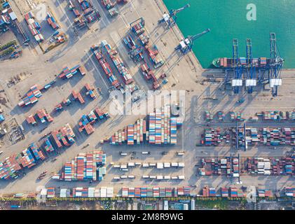 Hainan. 13. Januar 2023. Dieses Luftfoto wurde am 13. Januar 2023 aufgenommen und zeigt einen Blick auf den Containerterminal des Hafens Haikou in Haikou, Südchina-Provinz Hainan. Nachdem der Gesamtwert des Imports und Exports von Hainan Free Trade Port im Jahr 2021 zum ersten Mal 100 Milliarden Yuan (rund 14,92 Milliarden US-Dollar) überschritten hatte, betrug er 29,84 2022 200,95 Milliarden Yuan (rund 200 29,98 Milliarden US-Dollar). Eine Erhöhung um 36,8 Prozent. Kredit: Pu Xiaoxu/Xinhua/Alamy Live News Stockfoto