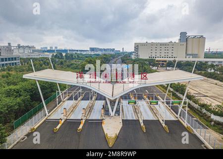 Hainan. 5. November 2022. Dieses Luftfoto wurde am 5. November 2022 aufgenommen und zeigt einen Blick auf den Yangpu Free Trade Port in der Yangpu Economic Development Zone, Südchina's Hainan Province. Nachdem der Gesamtwert des Imports und Exports von Hainan Free Trade Port im Jahr 2021 zum ersten Mal 100 Milliarden Yuan (rund 14,92 Milliarden US-Dollar) überschritten hatte, betrug er 29,84 2022 200,95 Milliarden Yuan (rund 200 29,98 Milliarden US-Dollar). Eine Erhöhung um 36,8 Prozent. Kredit: Pu Xiaoxu/Xinhua/Alamy Live News Stockfoto