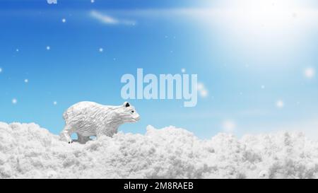 Eisbär im Schnee. Bärenfigur im Winter. Winterlandschaft mit einem Bären. Postkarten-Winter. Schnee, Winterhimmel. Stockfoto