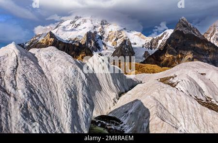 Breiter Gipfel mit 8.051 Metern und vom Baltoro-Gletscher auf dem Weg zum K2. Berg in der Region Gilgit Baltistan in Pakistan Stockfoto