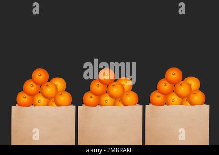 Orangen in einer Papiertüte. Auf schwarzem Hintergrund. Stockfoto