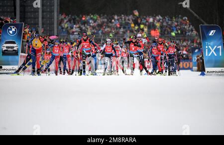 Ruhpolding, Deutschland. 15. Januar 2023. Biathlon, Weltmeisterschaft, 12,5 Kilometer, Frauen. Die Biathleten am Anfang. Kredit: Sven Hoppe/dpa/Alamy Live News Stockfoto