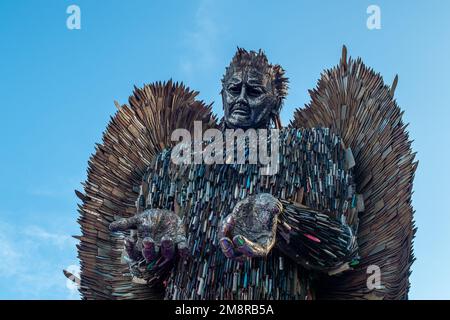 Slough, Berkshire, Großbritannien. 15. Januar 2023. Die Knife Angel Sculpture wird derzeit im Arbour Park in Slough, Berkshire, ausgestellt. Die erstaunliche Skulptur, die aus über 100.000 beschlagnahmten Klingen besteht, wurde geschaffen, um die negativen Auswirkungen gewalttätigen Verhaltens mit der Notwendigkeit eines sozialen Wandels hervorzuheben. Es dient als Katalysator für gewalttätiges und aggressives Verhalten und ist auch eine schöne Gedenkstätte, die entworfen wurde, um jene Leben zu feiern, die durch diese gewalttätigen und gedankenlosen Handlungen verloren gegangen sind. Kredit: Maureen McLean/Alamy Live News Stockfoto