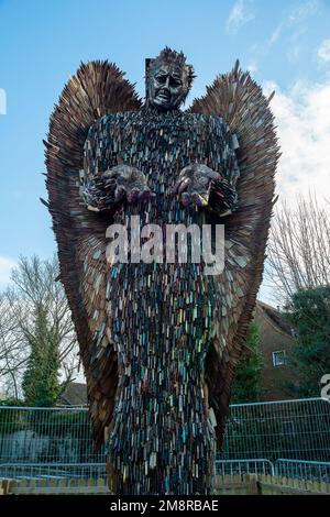 Slough, Berkshire, Großbritannien. 15. Januar 2023. Die Knife Angel Sculpture wird derzeit im Arbour Park in Slough, Berkshire, ausgestellt. Die erstaunliche Skulptur, die aus über 100.000 beschlagnahmten Klingen besteht, wurde geschaffen, um die negativen Auswirkungen gewalttätigen Verhaltens mit der Notwendigkeit eines sozialen Wandels hervorzuheben. Es dient als Katalysator für gewalttätiges und aggressives Verhalten und ist auch eine schöne Gedenkstätte, die entworfen wurde, um jene Leben zu feiern, die durch diese gewalttätigen und gedankenlosen Handlungen verloren gegangen sind. Kredit: Maureen McLean/Alamy Live News Stockfoto