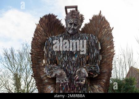 Slough, Berkshire, Großbritannien. 15. Januar 2023. Die Knife Angel Sculpture wird derzeit im Arbour Park in Slough, Berkshire, ausgestellt. Die erstaunliche Skulptur, die aus über 100.000 beschlagnahmten Klingen besteht, wurde geschaffen, um die negativen Auswirkungen gewalttätigen Verhaltens mit der Notwendigkeit eines sozialen Wandels hervorzuheben. Es dient als Katalysator für gewalttätiges und aggressives Verhalten und ist auch eine schöne Gedenkstätte, die entworfen wurde, um jene Leben zu feiern, die durch diese gewalttätigen und gedankenlosen Handlungen verloren gegangen sind. Kredit: Maureen McLean/Alamy Live News Stockfoto