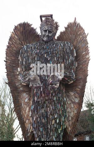 Slough, Berkshire, Großbritannien. 15. Januar 2023. Die Knife Angel Sculpture wird derzeit im Arbour Park in Slough, Berkshire, ausgestellt. Die erstaunliche Skulptur, die aus über 100.000 beschlagnahmten Klingen besteht, wurde geschaffen, um die negativen Auswirkungen gewalttätigen Verhaltens mit der Notwendigkeit eines sozialen Wandels hervorzuheben. Es dient als Katalysator für gewalttätiges und aggressives Verhalten und ist auch eine schöne Gedenkstätte, die entworfen wurde, um jene Leben zu feiern, die durch diese gewalttätigen und gedankenlosen Handlungen verloren gegangen sind. Kredit: Maureen McLean/Alamy Live News Stockfoto