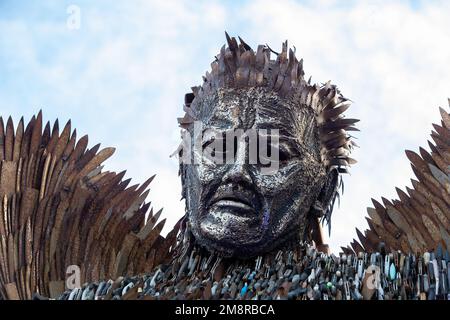 Slough, Berkshire, Großbritannien. 15. Januar 2023. Die Knife Angel Sculpture wird derzeit im Arbour Park in Slough, Berkshire, ausgestellt. Die erstaunliche Skulptur, die aus über 100.000 beschlagnahmten Klingen besteht, wurde geschaffen, um die negativen Auswirkungen gewalttätigen Verhaltens mit der Notwendigkeit eines sozialen Wandels hervorzuheben. Es dient als Katalysator für gewalttätiges und aggressives Verhalten und ist auch eine schöne Gedenkstätte, die entworfen wurde, um jene Leben zu feiern, die durch diese gewalttätigen und gedankenlosen Handlungen verloren gegangen sind. Kredit: Maureen McLean/Alamy Live News Stockfoto