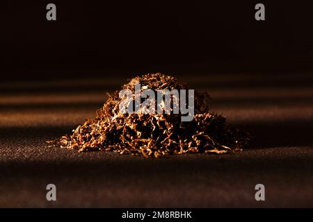 Tabakstruktur. Hochwertiger, trocken geschnittener Tabak, großes Blatt, Makro-Nahaufnahme. Stockfoto