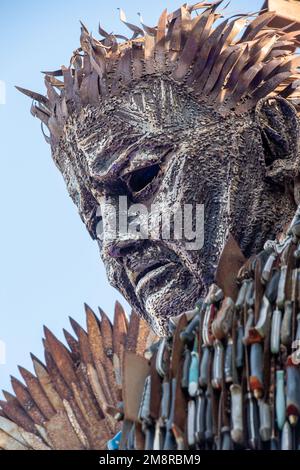 Slough, Berkshire, Großbritannien. 15. Januar 2023. Die Knife Angel Sculpture wird derzeit im Arbour Park in Slough, Berkshire, ausgestellt. Die erstaunliche Skulptur, die aus über 100.000 beschlagnahmten Klingen besteht, wurde geschaffen, um die negativen Auswirkungen gewalttätigen Verhaltens mit der Notwendigkeit eines sozialen Wandels hervorzuheben. Es dient als Katalysator für gewalttätiges und aggressives Verhalten und ist auch eine schöne Gedenkstätte, die entworfen wurde, um jene Leben zu feiern, die durch diese gewalttätigen und gedankenlosen Handlungen verloren gegangen sind. Kredit: Maureen McLean/Alamy Live News Stockfoto